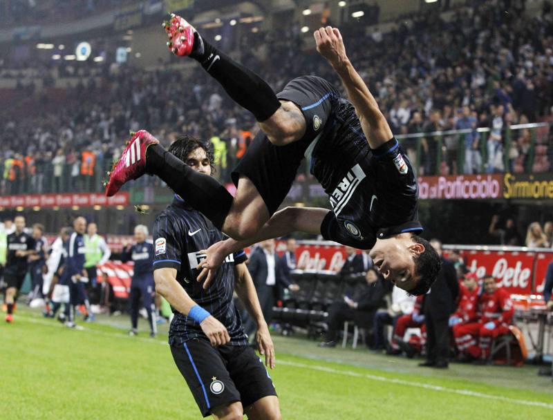 Una foto che sta facendo il giro del mondo. L&#39;interista Hernanes fa un salto mortale dopo aver segnato il gol del pareggio, 2-2, contyro il Napoli allo stadio meazza(REUTERS)
